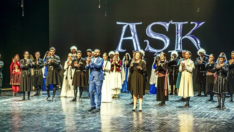 Aşk gösterisinin sonunda sahnede selamlama