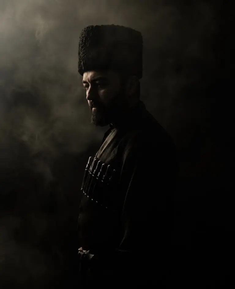 Karanlık sahnede kalpaklı bir dansçı