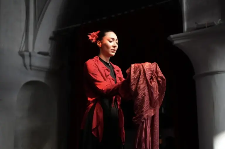 Carmen — Hiç Kimsenin Kadını gösterisinde kırmızı kostümlü oyuncu
